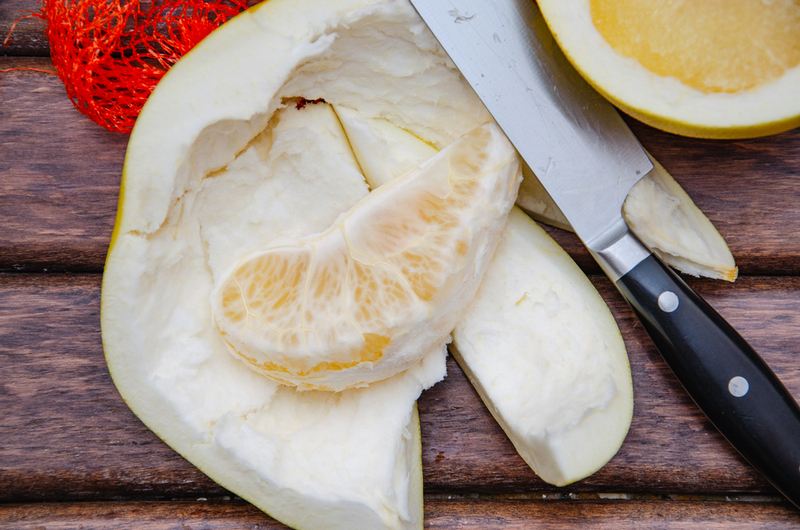 Пользы от помело для собаки нет