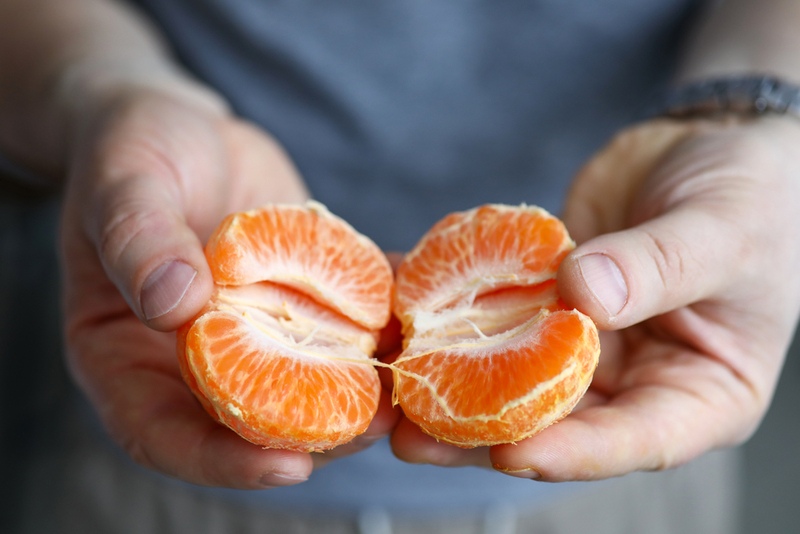 Давать собаке стоит несколько долек мандарина