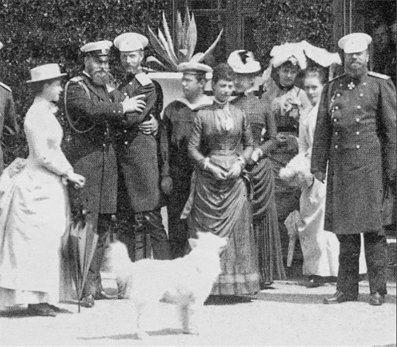 российская царская семья с самоедской собакой