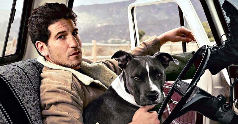 Джон Бертнал всегда берёт с собой на съёмки фильмов двух питомцев – Босса и Вениса