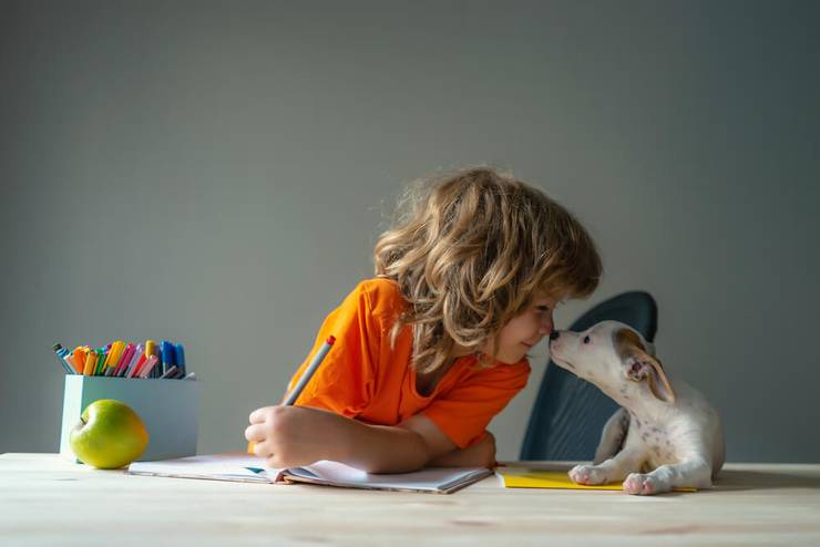 школьник делает уроки со своим псом
